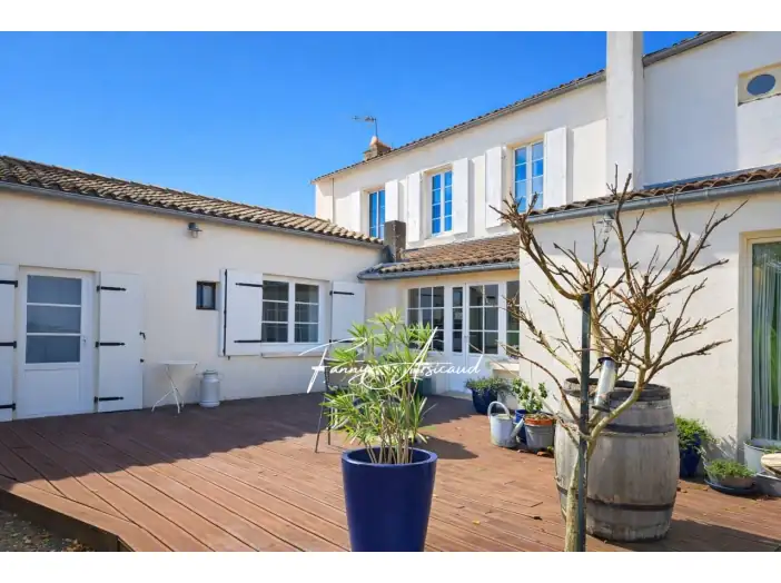 Maison 9 pièces de 168 m² - Charron (17230)