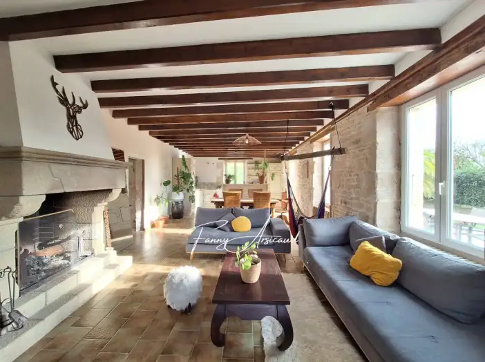 Maison 12 pièces de 278 m² - Velluire (85770)