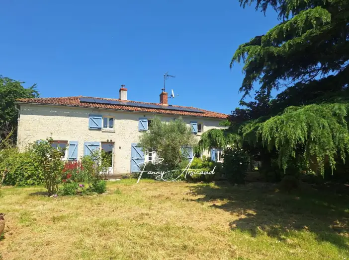 Maison 7 pièces de 201 m² - Velluire (85770)