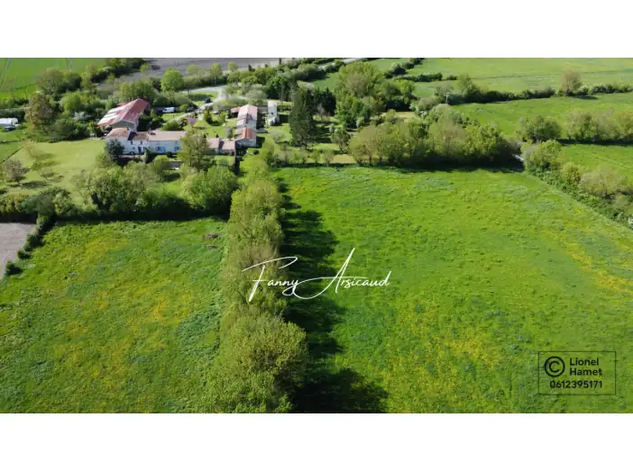 Château 10 pièces de 215 m² - Taugon (17170)