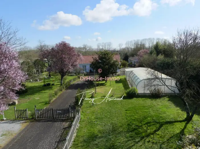 Maison 11 pièces de 258 m² - Liez (85420)