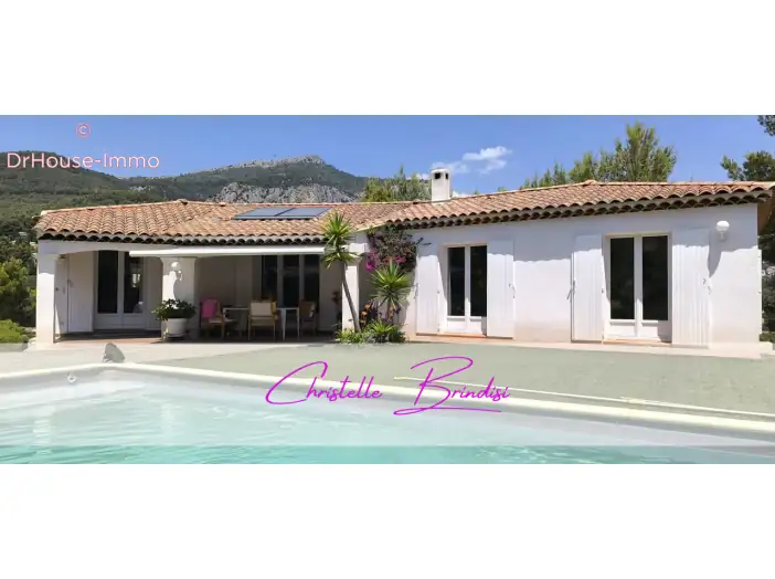 Maison 4 pièces de 115 m² - Le Revest-les-Eaux (83200)