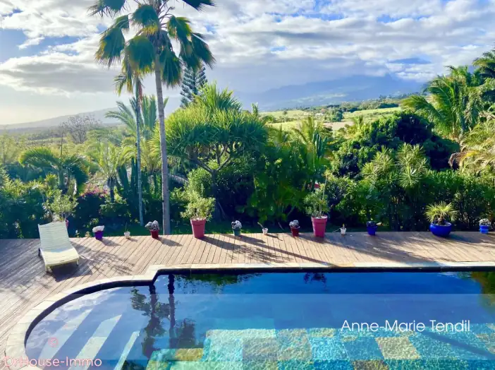 Maison 7 pièces de 300 m² - Saint-Pierre (97410)