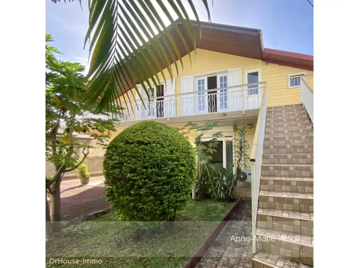 Maison 12 pièces de 258 m² - Tampon (97430)