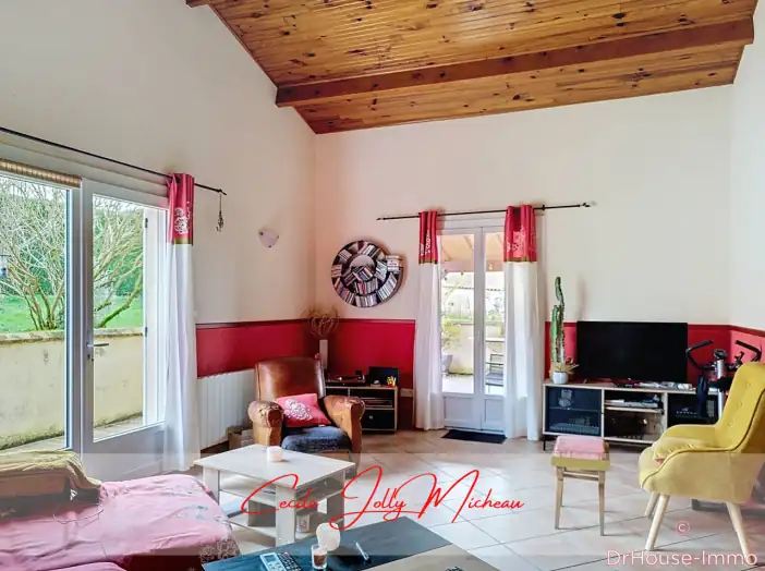 Maison 6 pièces de 148 m² - Saint-Bonnet-sur-Gironde (17150)