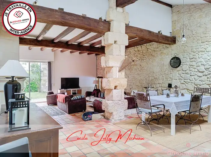 Maison 8 pièces de 245 m² - Saint-Savin (33920)