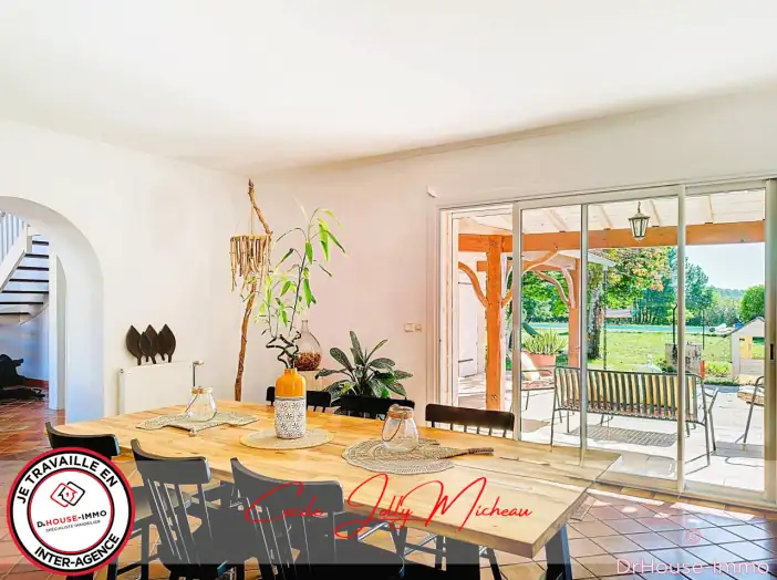 Maison 7 pièces de 290 m² - Cars (33390)