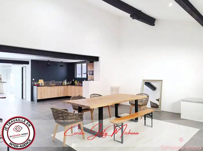 Maison 6 pièces de 224 m² - Bourg (33710)