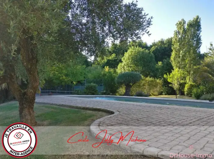 Maison 8 pièces de 245 m² - Saint-Savin (33920)